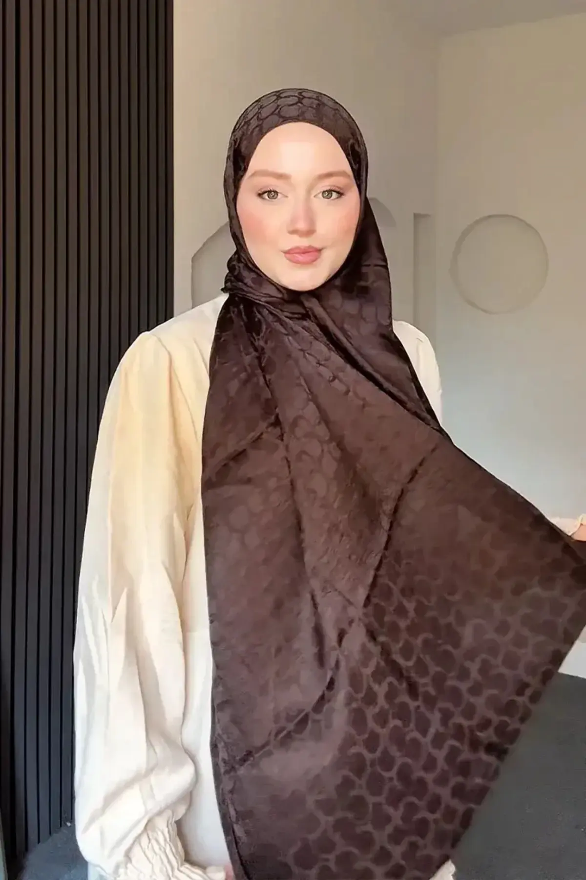 شال جاکار طرح حلقه – رنگ قهوه تلخ