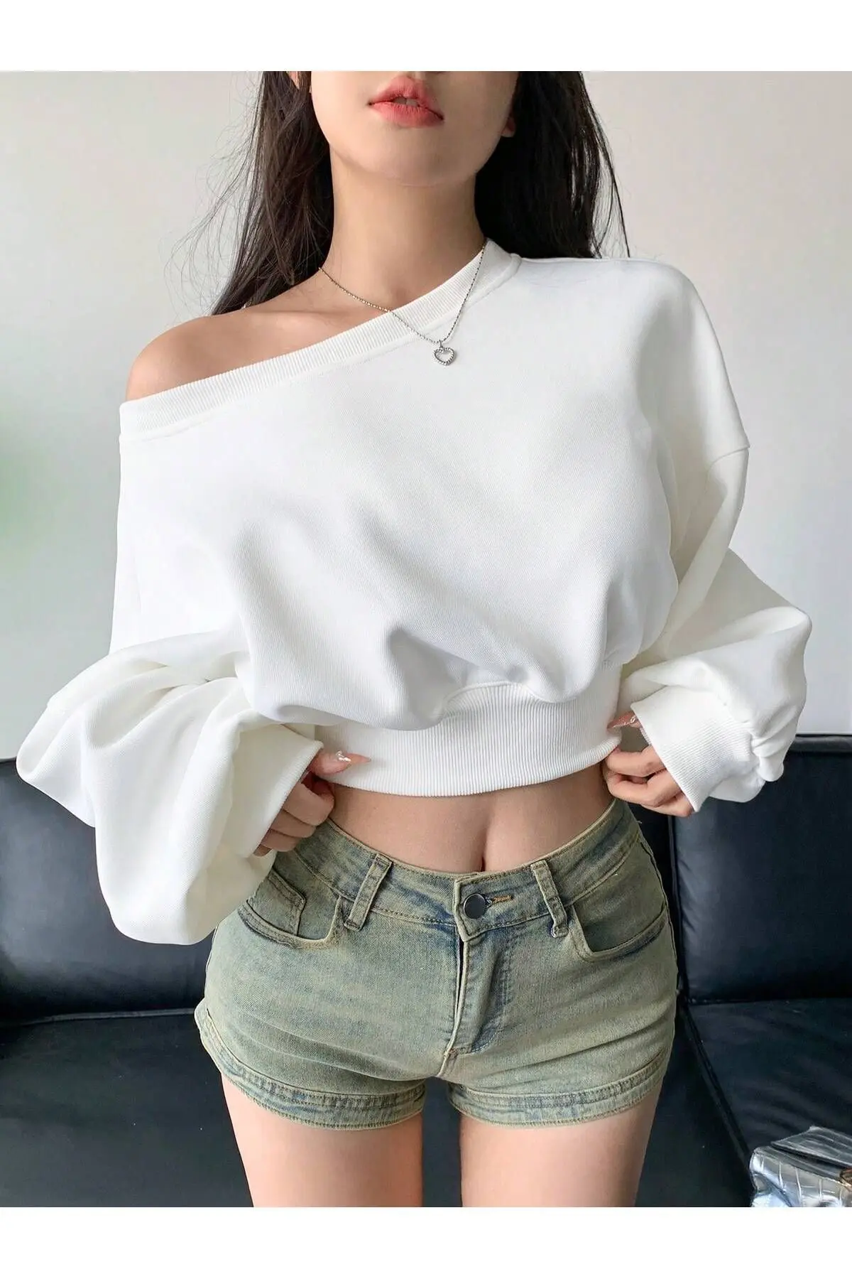 سویشرت زنانه کراپ سفید برش گشاد یقه نامتقارن آستین بلند Dazy