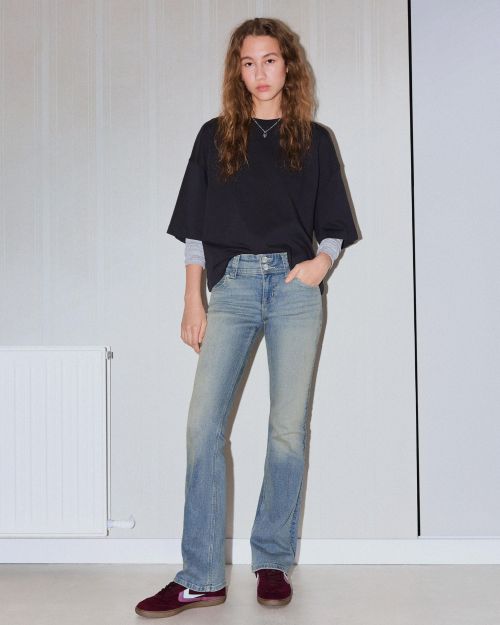 شلوار جین بوت‌کات با فلپ‌ها-برشکا