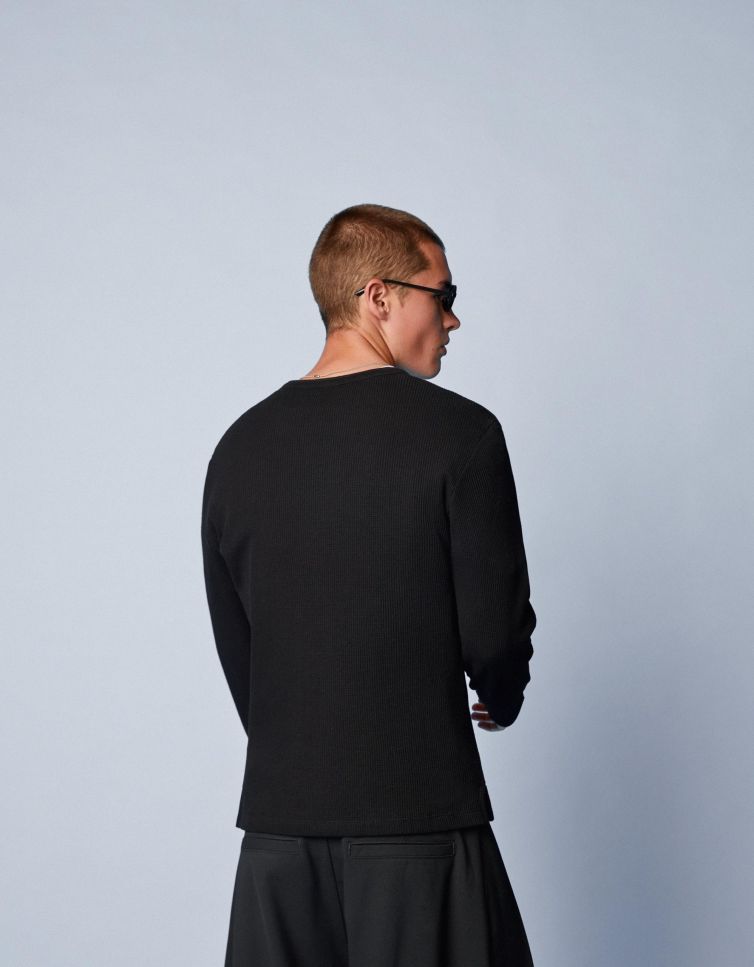 تی‌شرت آستین بلند جذب یقه هِنلی-برشکا