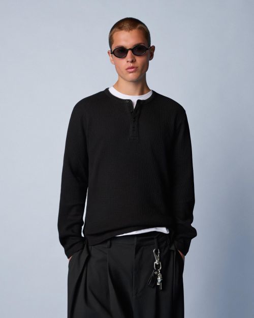 تی‌شرت آستین بلند جذب یقه هِنلی-برشکا