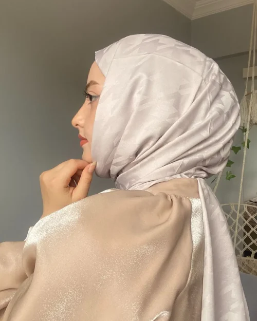شال ابریشم‌جاکار طرح پای کلاغی بژ