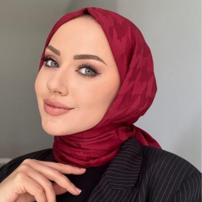 شال حریر ابریشمی زنانه طرح جاکارد شطرنجی - شرابی