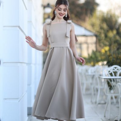 لباس مجلسی زنانه سنا، مشکی ساده با یقه مربع و جزئیات پاپیون - بژ