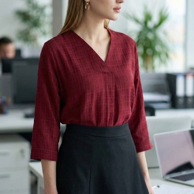 بلوز زنانه بژ یقه V آستین کوتاه مدل ARM-25Y001024 - شرابی