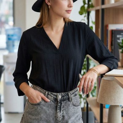 بلوز زنانه بژ یقه V آستین کوتاه مدل ARM-25Y001024 - مشکی