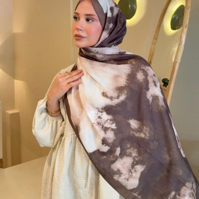 شال زنانه پنبه‌ای طرح قومی ایلهام سری مشکی و طوسی گرادیان ps136 - Kahve Batik