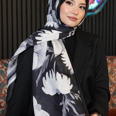 شال نرم پنبه‌ای کاراملی با طرح گل روان - مشکی