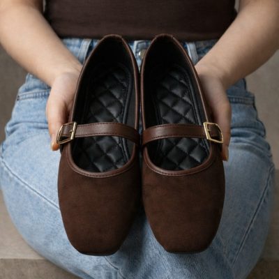 کفش بابت زنانه مری جین با بند پاپیون و تزئینات فلزی BYNDSHR04 - KAHVE SÜET