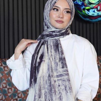 شال پنبه‌ای طوسی روشن با طرح هندسی