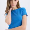 تیشرت فیتد ترکواژ زنانه، یقه گرد و آستین کوتاه از جنس ریبانا — آبی Defacto