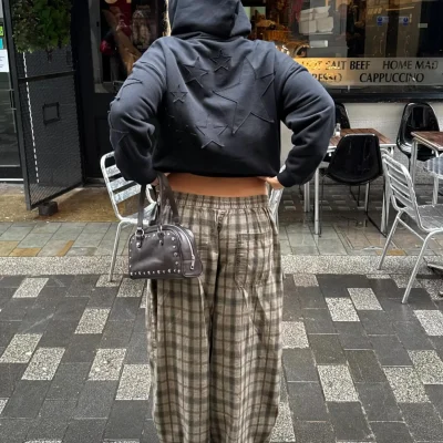 سویشرت هودی دار زیپ دار با گلدوزی bershka