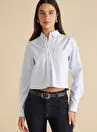 Brooks Brothers بلوز زنانه کراپ آکسفورد با گلدوزی آبی