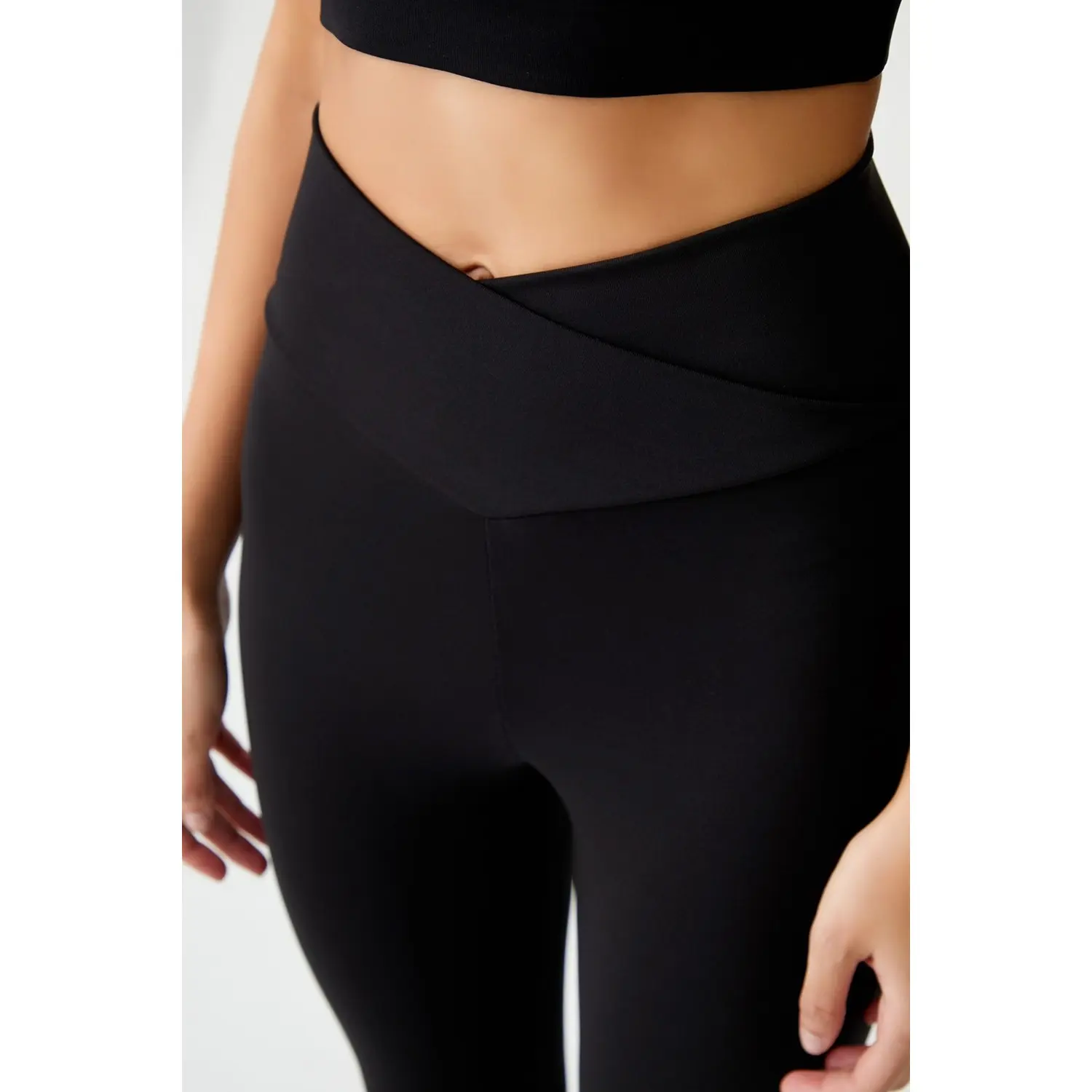 تیغه کمر متقاطع سیاه – شلوارک Cross Waist Tayt Envelope