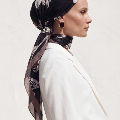 شال زنانه طرح گل مشکی LC Waikiki