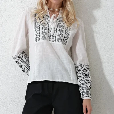 بلوز کتانی زنانه سفید با یقه حکیم و منگوله مدل Alc-X11925 Trend Alacati Stili