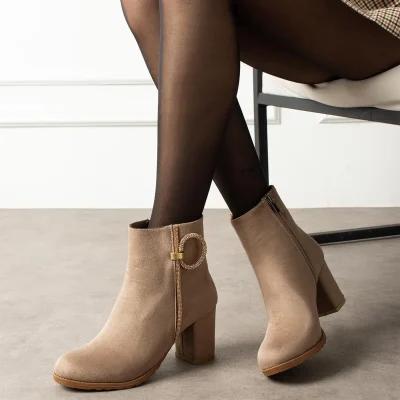 بوت زنانه کارولینا مدل فرمویی با زیپ و تزیینات سنگی ویزون سویت Shoetek