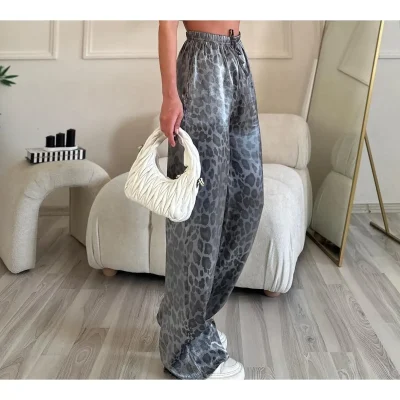 شلوار پارچه‌ای کریستال ساتن براق، مدل لئوپارد طوسی با کمر بسیار بلند Wowbutik