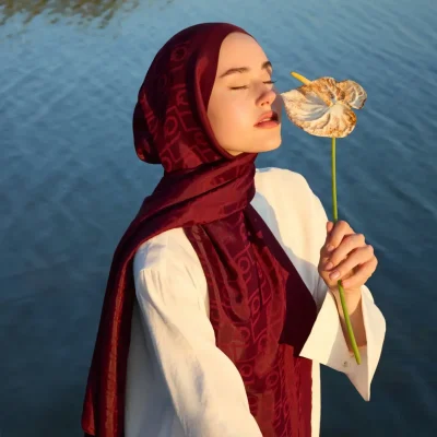 شال لاکی‌جیپ با طرح مونوگرام ابریشم‌نما - سرمه‌ای - شرابی