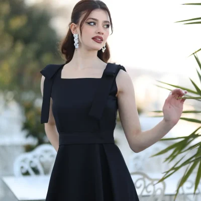 لباس مجلسی زنانه سنا، مشکی ساده با یقه مربع و جزئیات پاپیون
