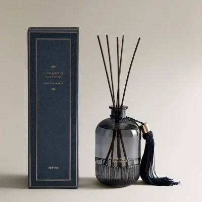 عطر چوبی ایکیا - رایحه‌ای ماندگار و طبیعی برای فضای خانه zara