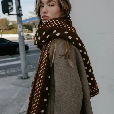 شال طرح پولک‌دار با حاشیه‌های خطی متضاد zara