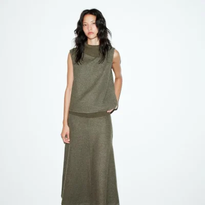تاپ باز با یقه باز از پارچه نرم zara