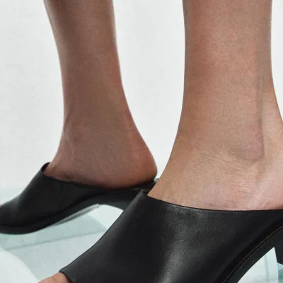 صندل چرمی موله با پاشنه کوتاه نوک‌تیز zara